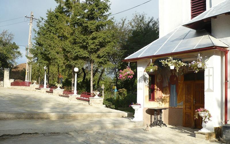 Biserica - vedere exterioară